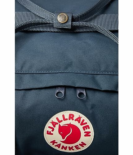 Close-up of a blue FjÃÂÃÂÃÂÃÂÃÂÃÂÃÂÃÂÃÂÃÂÃÂÃÂÃÂÃÂÃÂÃÂ¤llrÃÂÃÂÃÂÃÂÃÂÃÂÃÂÃÂÃÂÃÂÃÂÃÂÃÂÃÂÃÂÃÂ¤ven KÃÂÃÂÃÂÃÂÃÂÃÂÃÂÃÂÃÂÃÂÃÂÃÂÃÂÃÂÃÂÃÂ¥nken backpack with logo.